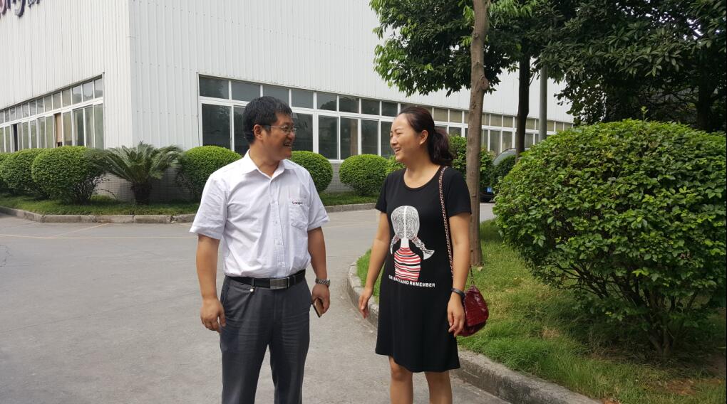 (區(qū)工會陳副主席與企業(yè)副總、工會主席汪總親切交談)